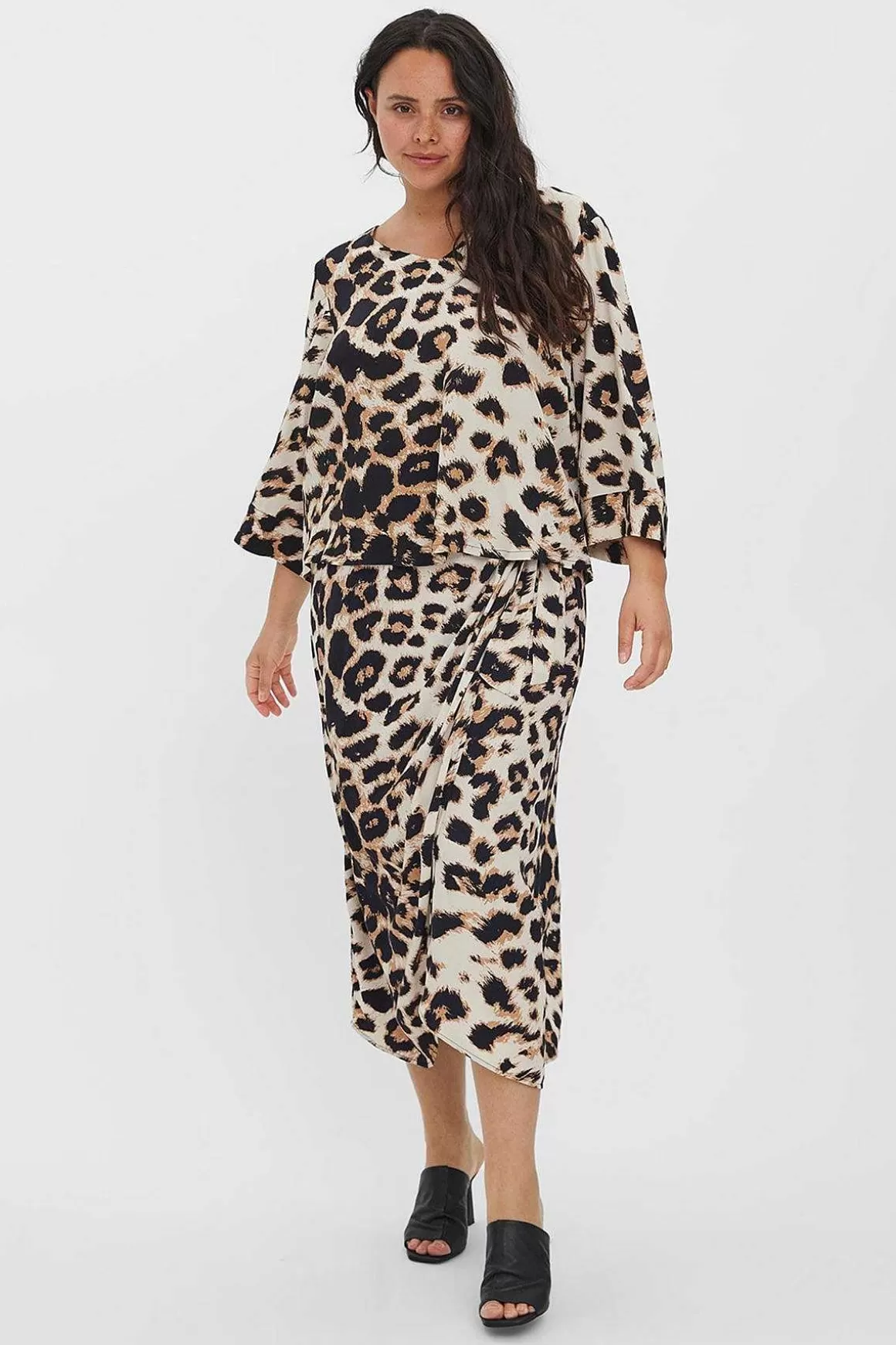 Vero Moda Curve Curve - Ulina V-Neck Blouse In Animal Print Flash Sale